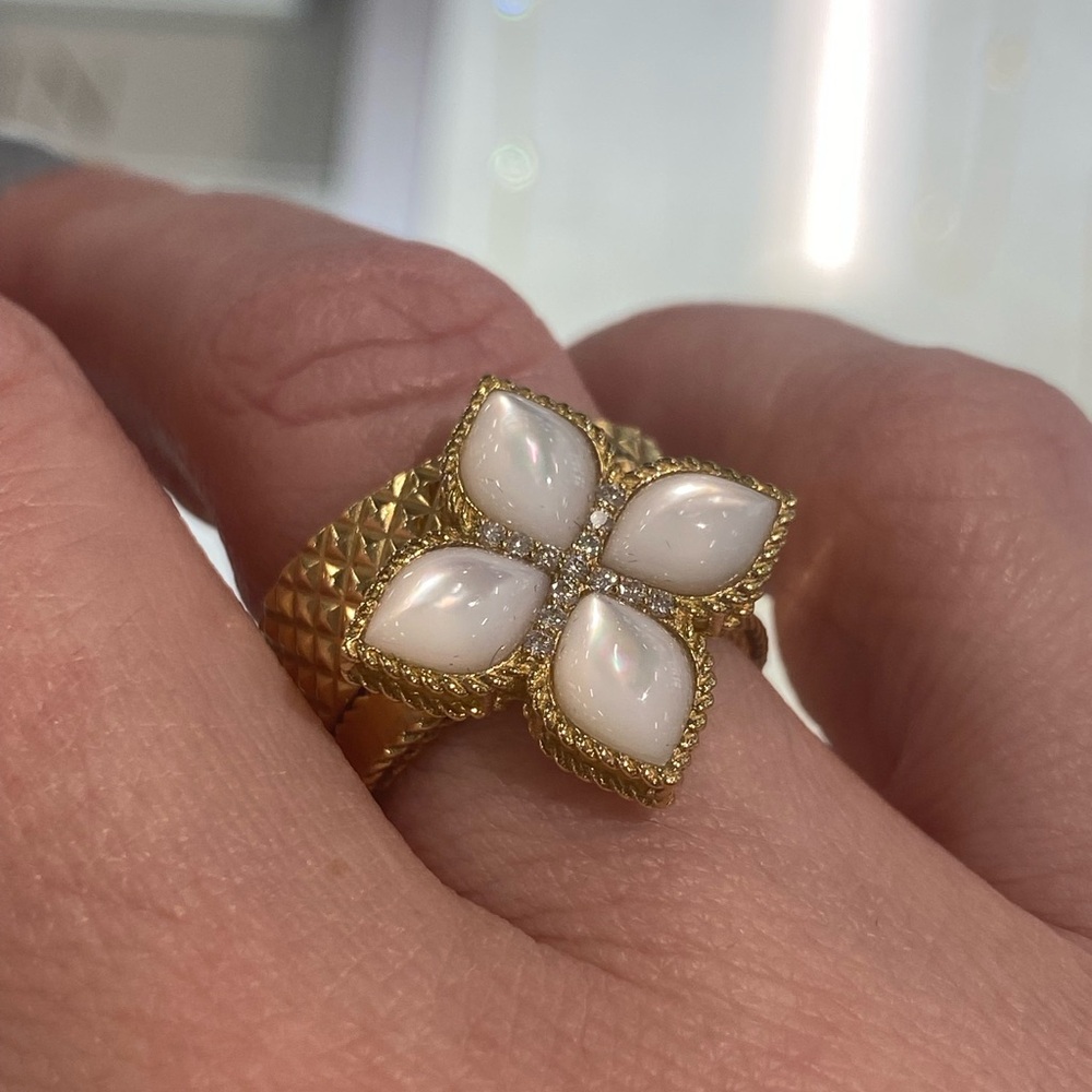 Roberto Coin 18K Yellow Gold Mother of Pearl Diamonds Venetian Ring - Picture 3 of 7